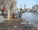 Коммунальщики откачивают талую воду по всему Павлодару